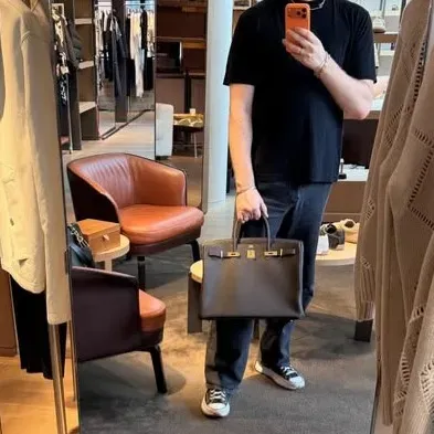 男用家分享當日獲店舖提供一個&nbsp;Birkin 40 Bai Brun&nbsp;色&nbsp;Togo&nbsp;皮手袋，但因一向偏好黑或灰色調，對啡色取向有所保留，於是發文徵詢其他用家意見，詢問是否值得入手。
