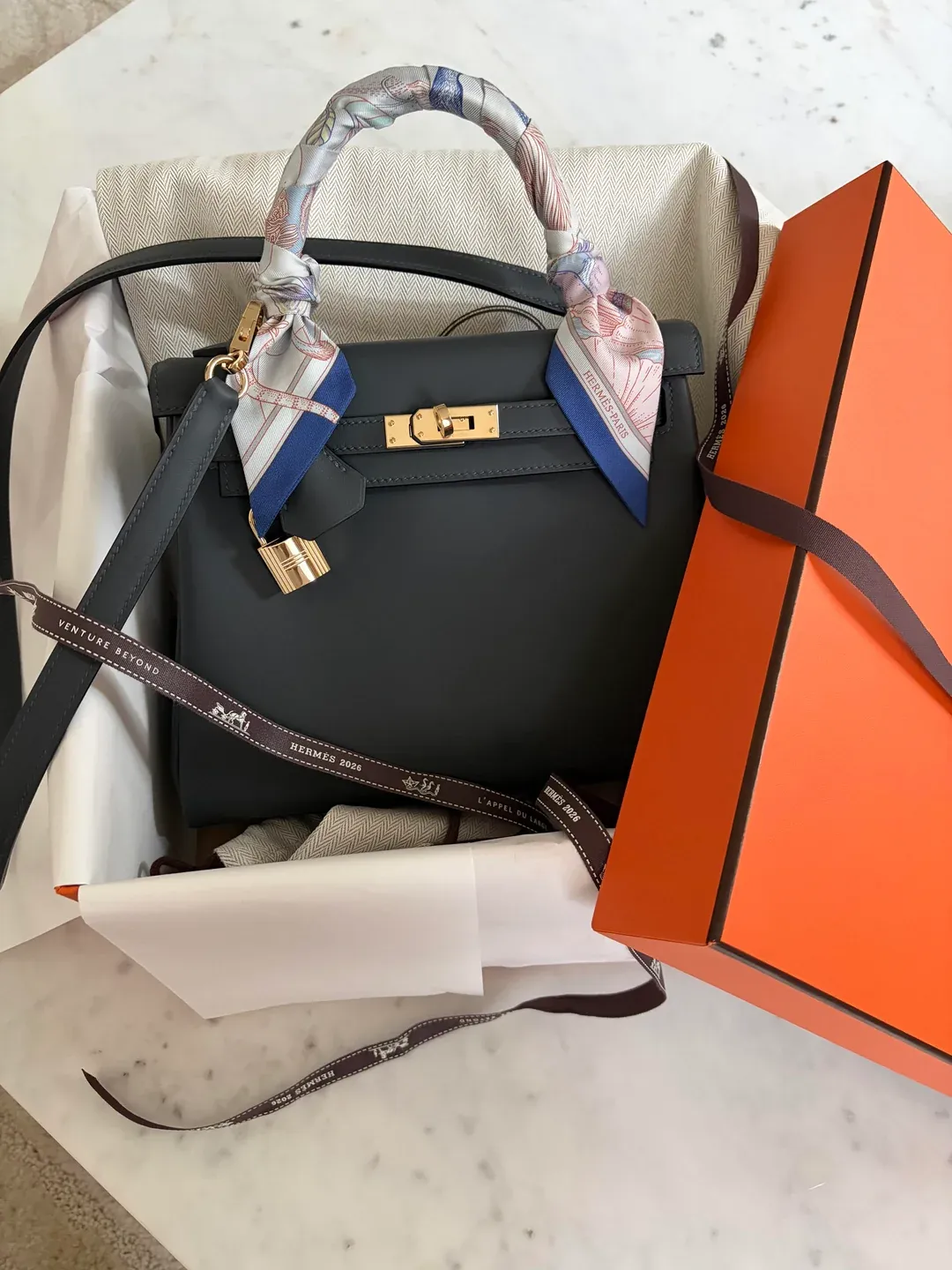 用家分享於巴黎&nbsp;Faubourg Saint-Honoré Hermès Store&nbsp;透過&nbsp;walk-in appointment&nbsp;入手&nbsp;Hermès Kelly 25，採用&nbsp;Swift&nbsp;皮革配&nbsp;Permabrass&nbsp;五金，並為內外雙色（verso）設計，屬相對少見配置。