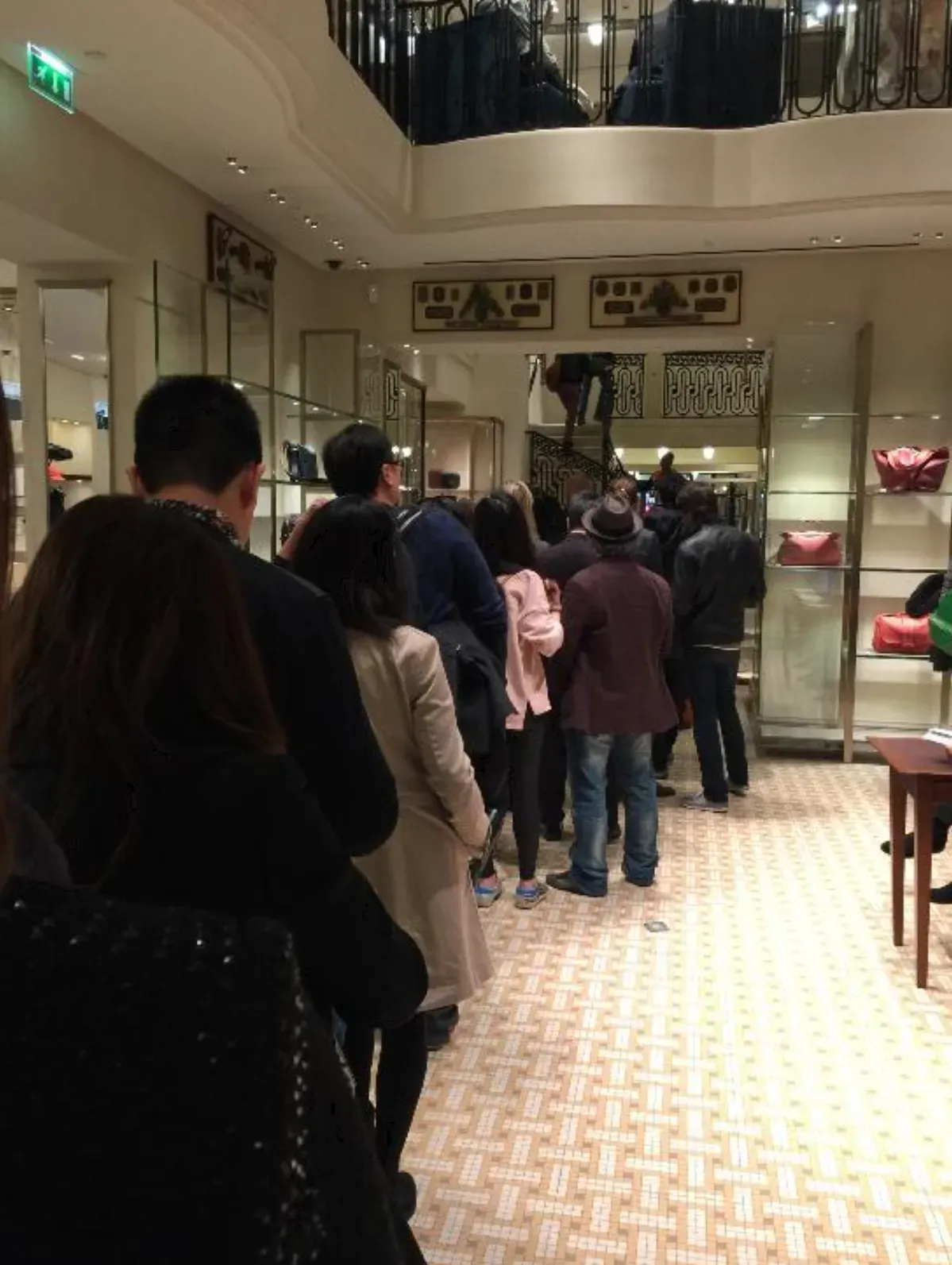 巴黎 Hermès 門店(Faubourg Saint-Honoré)長期人流眾多,leather appointment 名額競爭激烈。