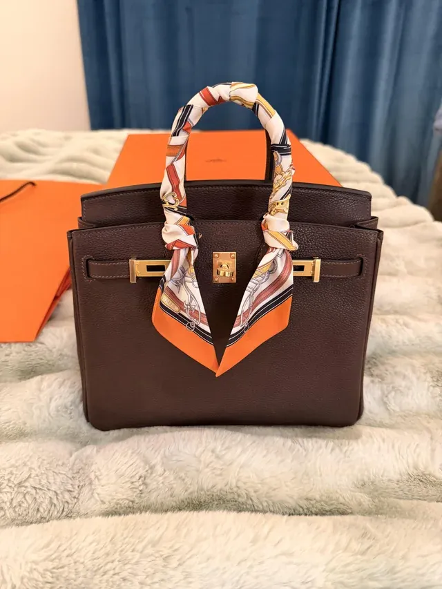 同一個&nbsp;Birkin 25 Barenia Ebene，在自然光與室內光線下呈現出唔同深淺效果，顯示光線對皮革顏色觀感有明顯影響