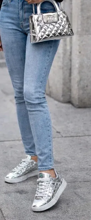 銀色&nbsp;Kelly&nbsp;搭配簡約日常裝扮，易襯又有型。