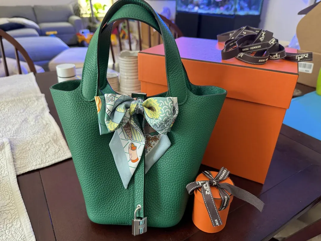 用家首次入手&nbsp;Hermès，即選擇&nbsp;Picotin 18 Vert Vertigo，反映綠色已不再局限於進階收藏