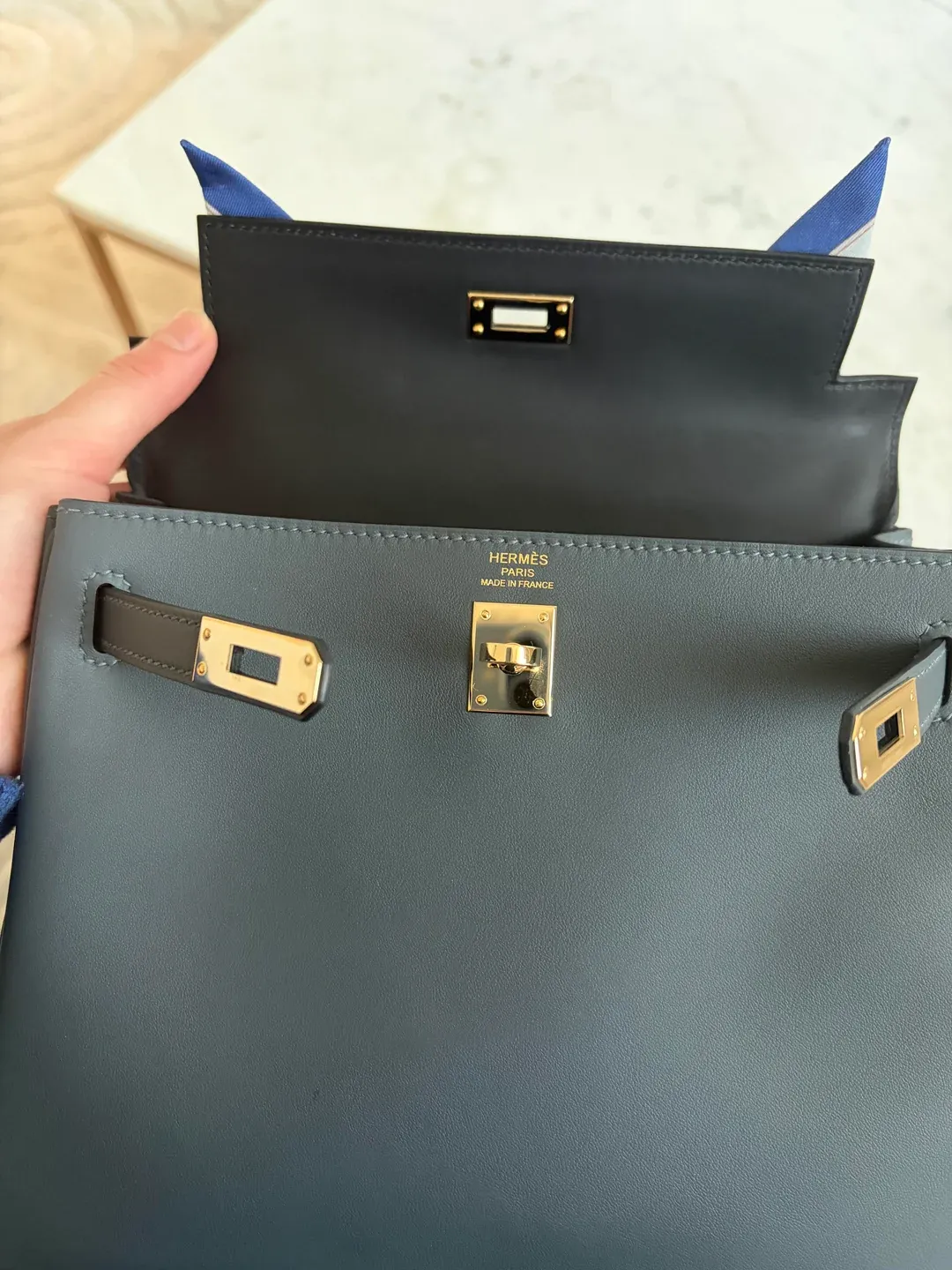 內層採用對比色設計（verso），令袋款視覺上更具層次。有店員曾誤以為屬特別訂製（SO），反映此類配置相對少見。