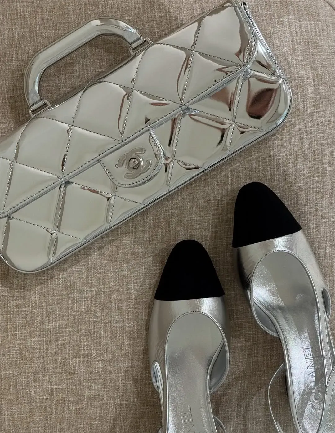 銀色手袋提升晚宴造型焦點，簡單穿搭都好吸睛。