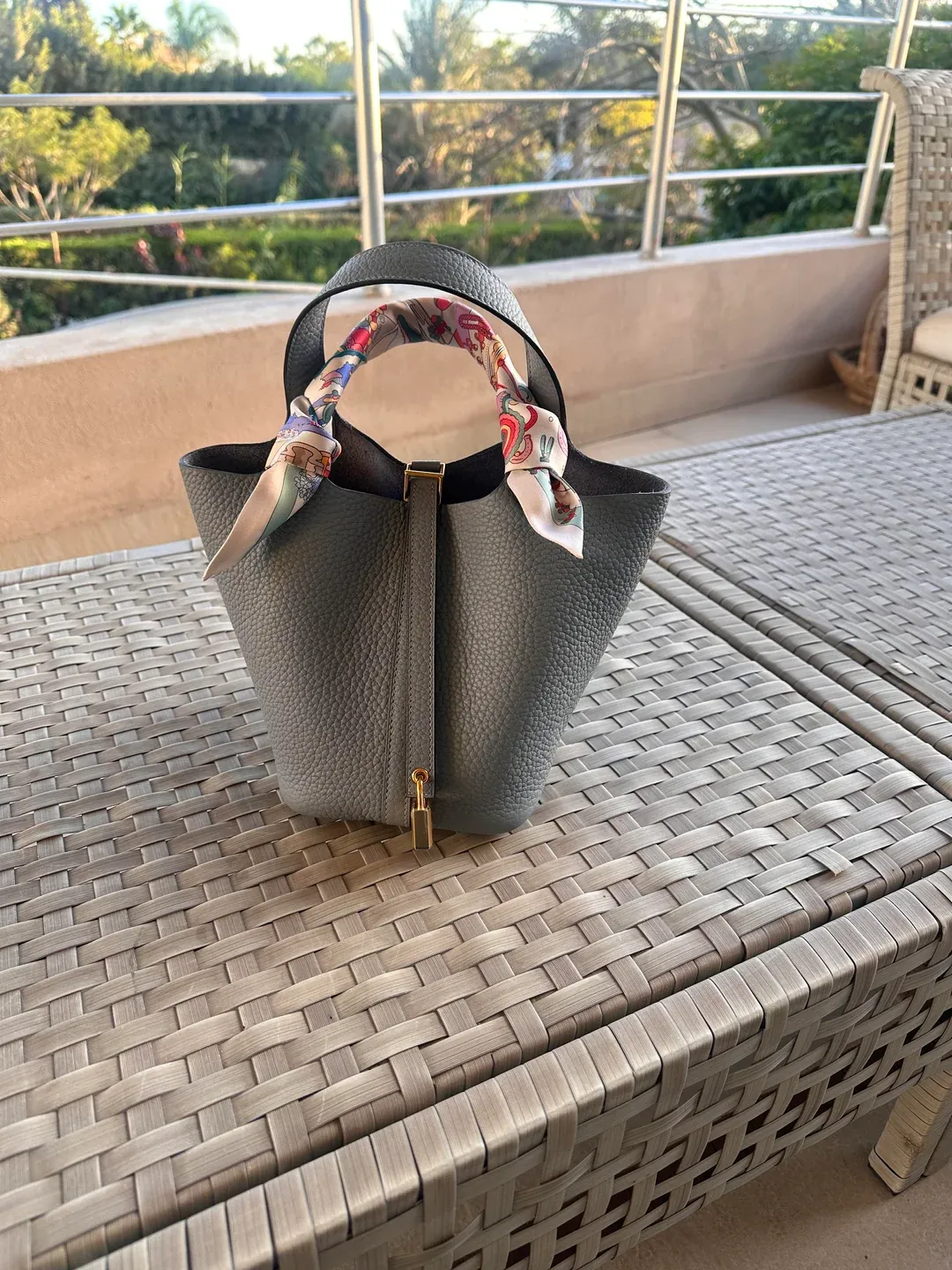 用家分享最終決定保留&nbsp;Hermès Gris Pantin Picotin，並表示雖然一開始需要時間適應，但覺得顏色相當特別；同時指出該色在不同光線下會持續變化，好似「變色龍」一樣，實際使用時亦收到不少讚賞，反映其具辨識度但屬耐看型顏色。