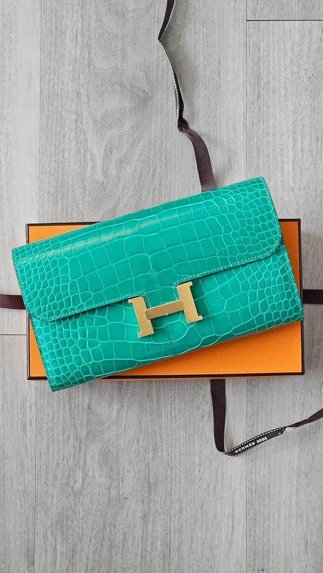 Bambou&nbsp;綠色用於&nbsp;Constance Wallet，小型皮件同樣呈現強烈視覺效果