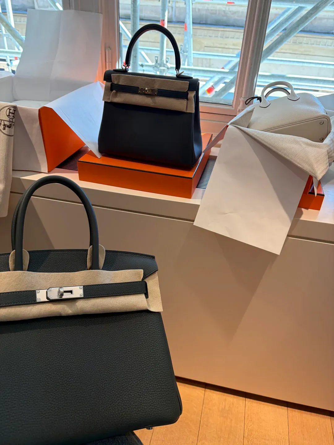 同一&nbsp;appointment&nbsp;中，用家同時獲提供其他選擇，包括&nbsp;Hermès Birkin 30（Vert Mangrove Togo&nbsp;皮革）及Mini Bolide（Nata Chèvre&nbsp;皮革），反映現場實際選擇往往多於一款。