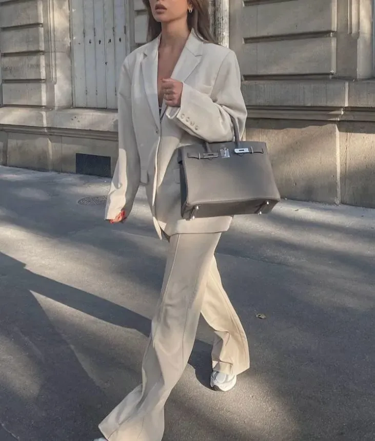 Hermès Birkin 25（Gris Pantin、PHW）實際上身配搭效果，展示冷灰色調於日常穿搭中嘅融合度，同時突顯整體造型嘅低調層次感。