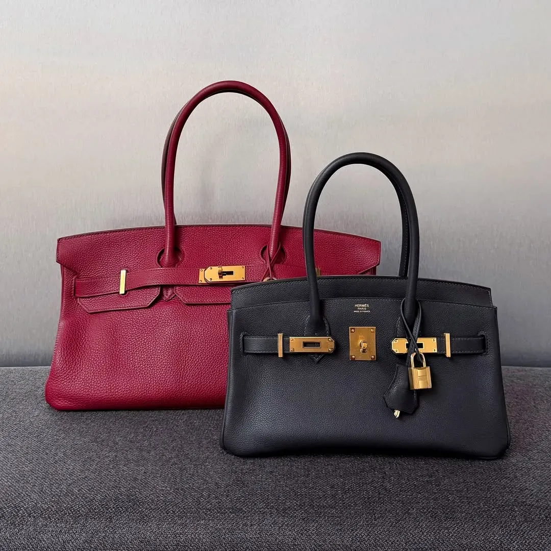 JPG Shoulder Birkin 42&nbsp;與新版&nbsp;Shoulder Birkin 29&nbsp;對比，前者尺寸更大、手柄較長、偏向旅行或工作用途；後者則更輕巧，定位日常使用。