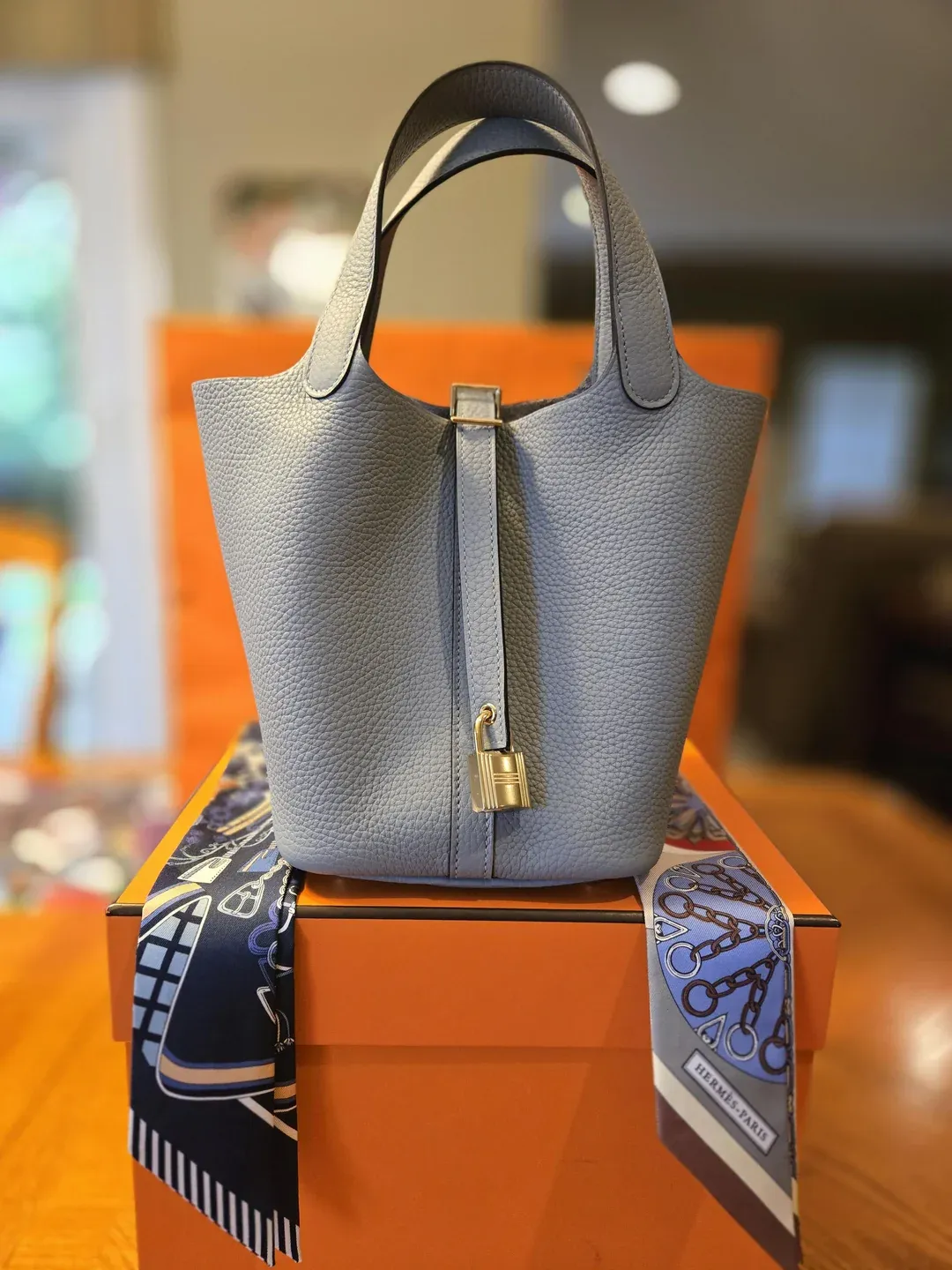 有用家分享陪同太太到&nbsp;Hermès&nbsp;店內選購&nbsp;Twilly&nbsp;時，經店員介紹下意外見到&nbsp;Gris Pantin Picotin 18&nbsp;並成功入手；太太對顏色與金屬配件一見鍾情，認為實物效果比預期更吸引，並成為其首個&nbsp;Hermès&nbsp;手袋。