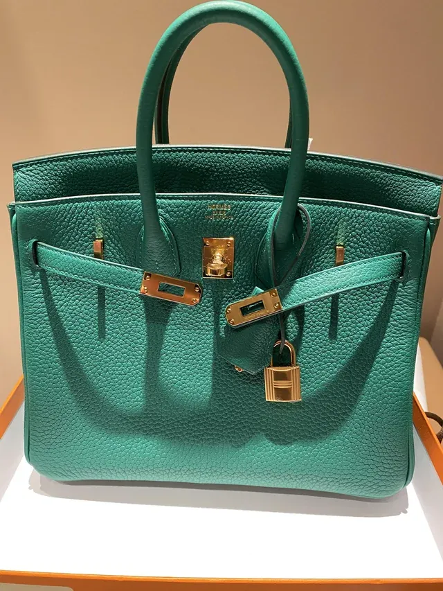 B25 Vert Vertigo，顏色鮮明，屬常見「造型焦點」色系