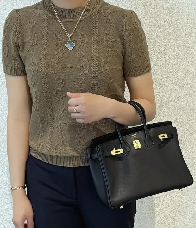 用家分享&nbsp;Birkin 25 Swift Noir&nbsp;黑色手袋，唔覺得好易刮花，反而欣賞&nbsp;Swift&nbsp;皮革顏色鮮明、光澤自然，手感比&nbsp;Togo&nbsp;更有高級感。