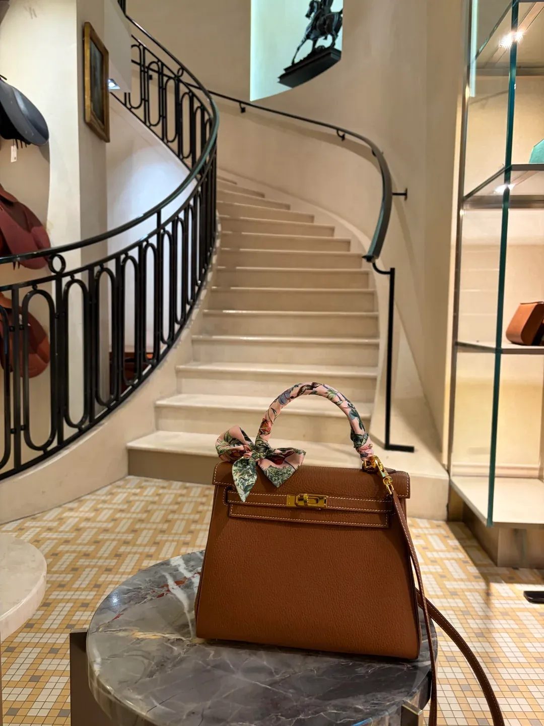 用家分享，獲&nbsp;QB offer&nbsp;當日亦有攜帶現有&nbsp;Hermès Kelly 25 Gold&nbsp;入店，但未見對結果有明顯影響，反映攜帶現有&nbsp;Hermès&nbsp;手袋未必構成關鍵因素。