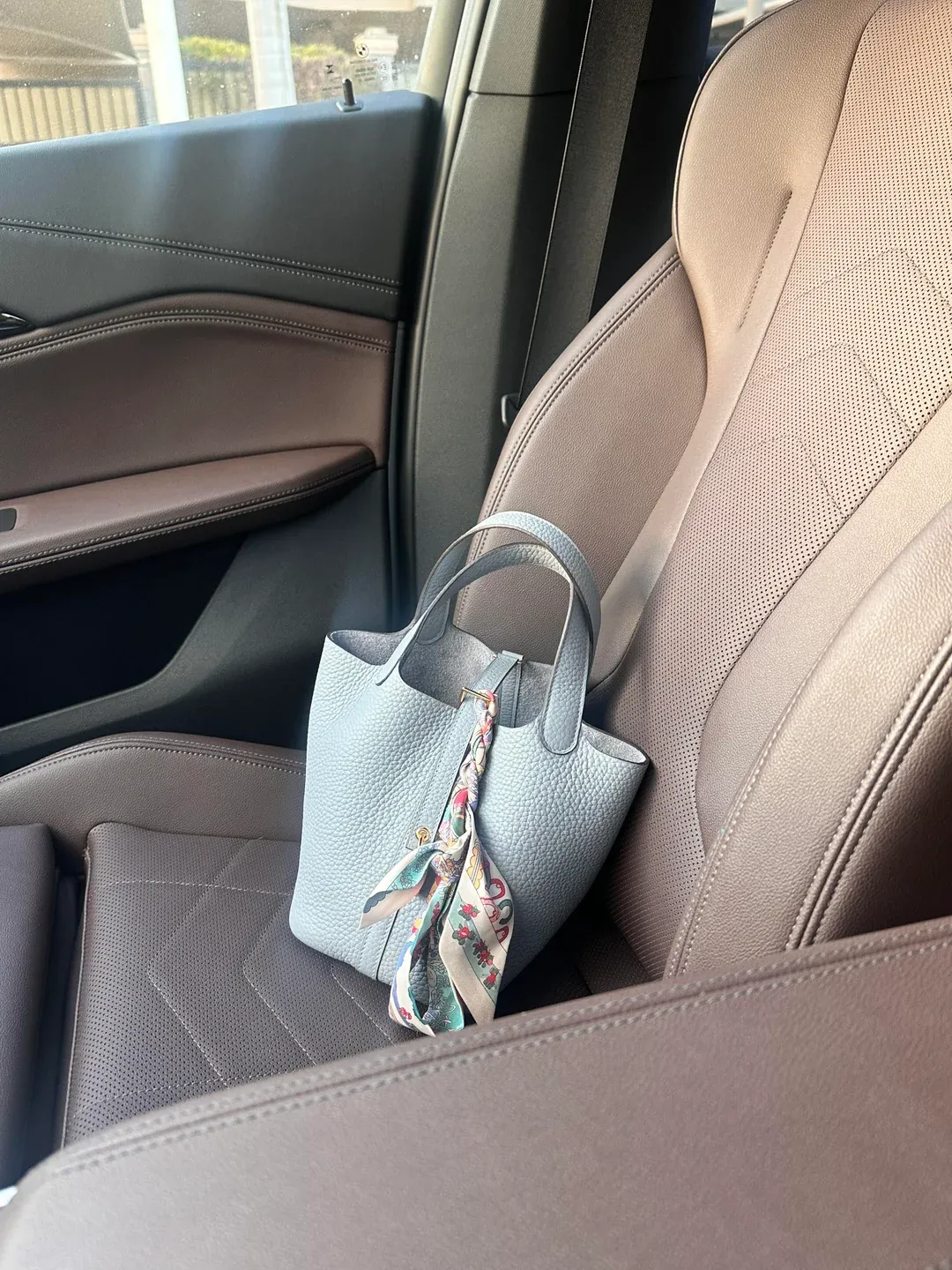 用家指出&nbsp;Hermès Gris Pantin&nbsp;具中性色特性，與多款&nbsp;Twilly&nbsp;絲巾均容易配搭，特別係帶灰調元素嘅圖案，整體造型更易融合。