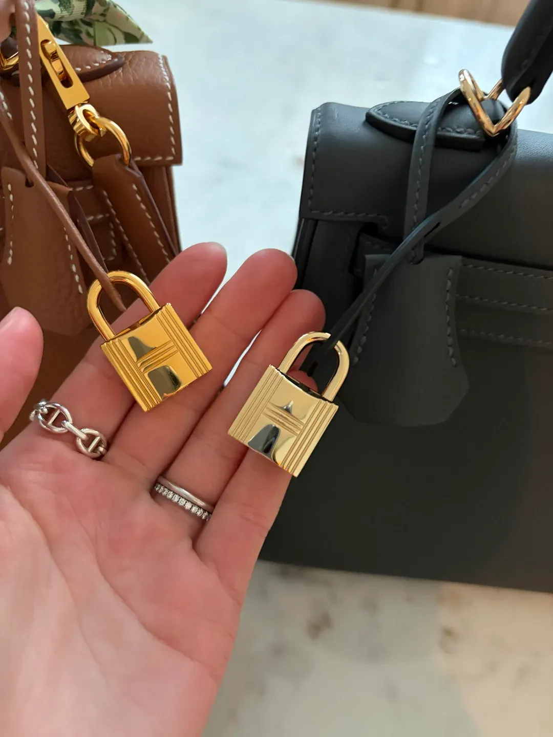 Permabrass&nbsp;與傳統&nbsp;Gold hardware&nbsp;色調略有差異，前者偏柔和啞金感，近年逐漸增加使用，亦成為部分用家關注嘅細節之一。