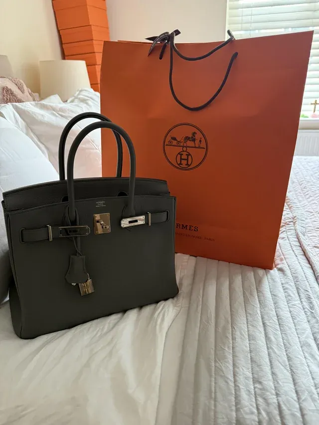 Vert Amande（Birkin 30），隨光線變化呈現不同色感，被形容為「變色感」