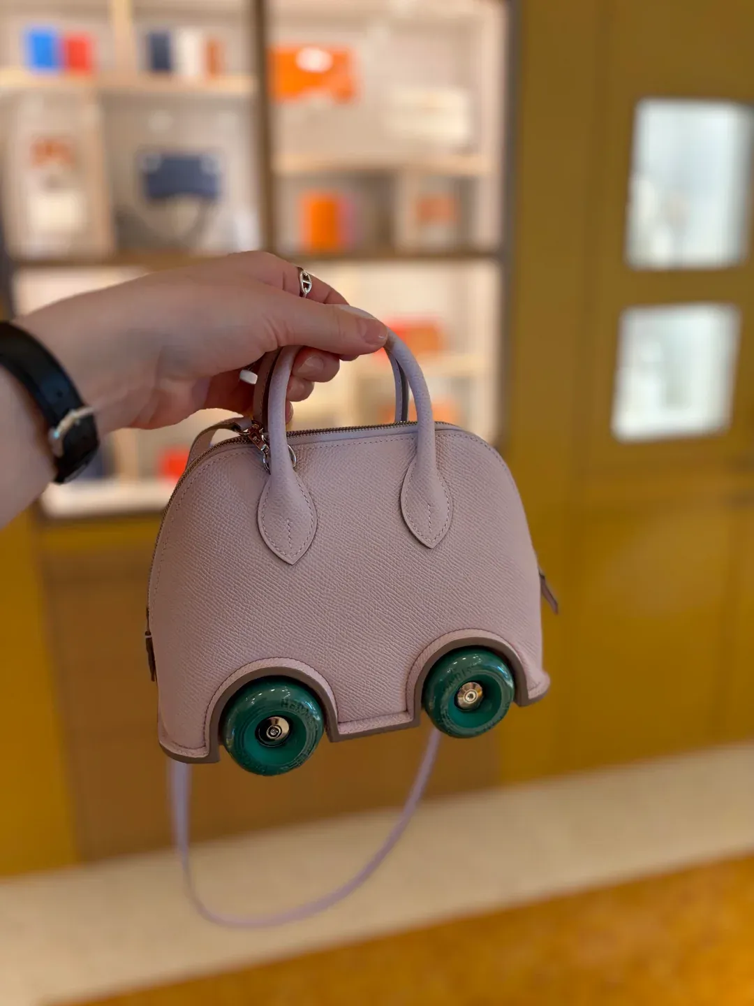 用家見到較少見嘅&nbsp;Bolide on Wheels&nbsp;設計（附輪款式），展示&nbsp;Hermès&nbsp;在經典袋型以外的延伸變化。