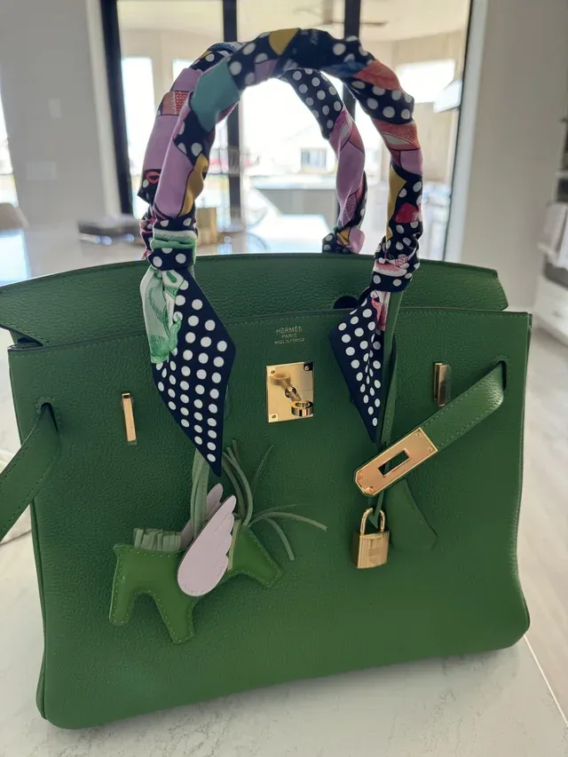 用家分享&nbsp;Birkin 30&nbsp;配搭&nbsp;Rodeo charm，結合&nbsp;Vert Yucca&nbsp;與&nbsp;Vert Criquet&nbsp;兩種綠色，呈現柔和與清新之間的色調對比，亦反映不同綠色偏好差異