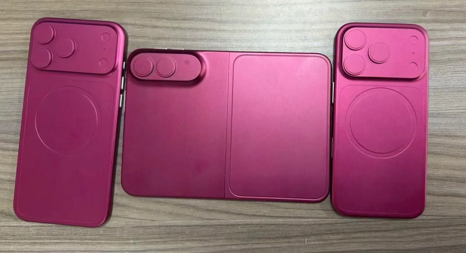 「護照型」機身比例與螢幕尺寸（左為iPhone18 Pro Max，右為iPhone 18 Pro）