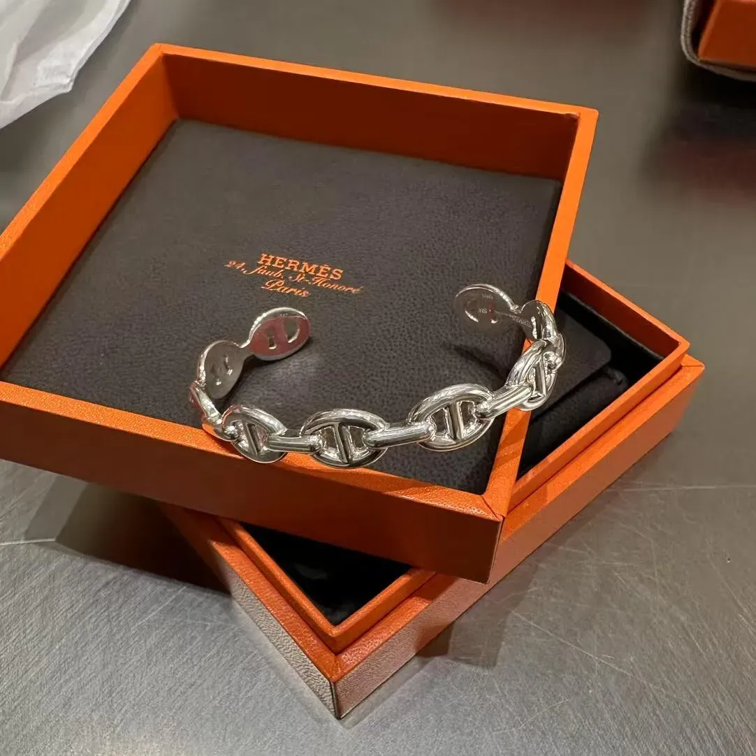 Hermès Farandole bracelet&nbsp;官方售價約HKD6,700，同Enchaînée bracelet價錢相近。雖然兩款設計風格唔同，但同樣採用經典&nbsp;Chaine d’ancre&nbsp;船錨鏈元素，熟悉Hermès設計語言嘅人通常一眼就會認得。