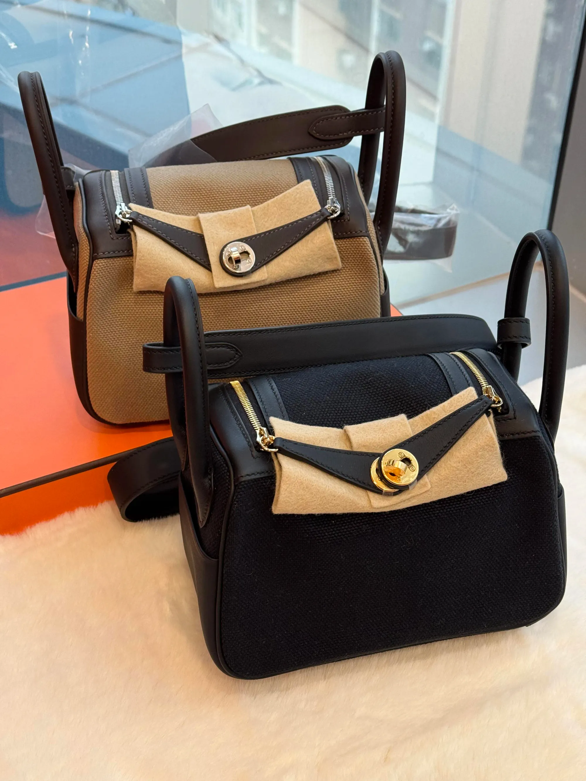 HERMÈS 全新 Lindy Mini Cargo 正式登場,採用 Goeland 帆布拼 Swift 小牛皮設計。
