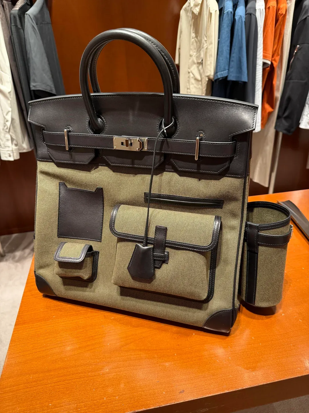 Hermès HAC Cargo 40&nbsp;最大特徵之一，就係極強功能風設計，包括外掛袋、杯架同多層次&nbsp;pocket&nbsp;結構，成個袋比一般&nbsp;Hermès&nbsp;更似高級旅行裝備。