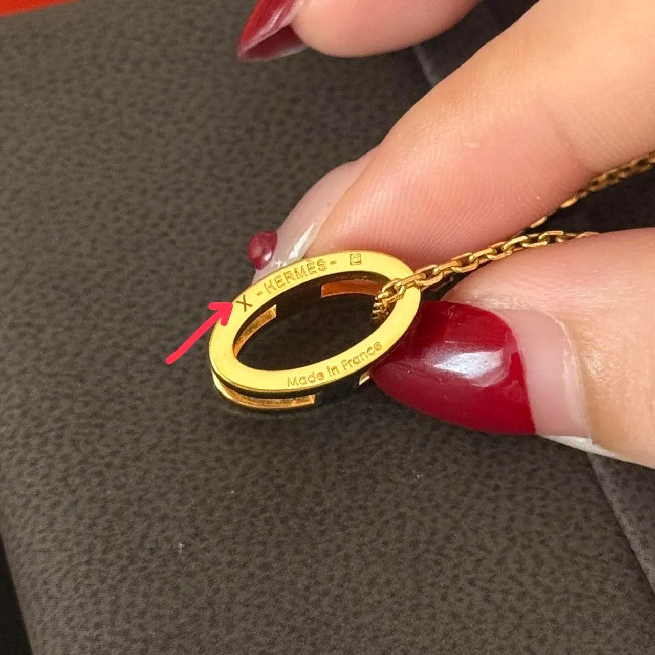網民分享一條&nbsp;Hermès Pop H pendant&nbsp;頸鏈，於「HERMÈS PARIS」刻印旁出現細小「X」標記。相關標記被指可能與內部銷售或&nbsp;private sale&nbsp;有關，實際含義未有官方公開說明。