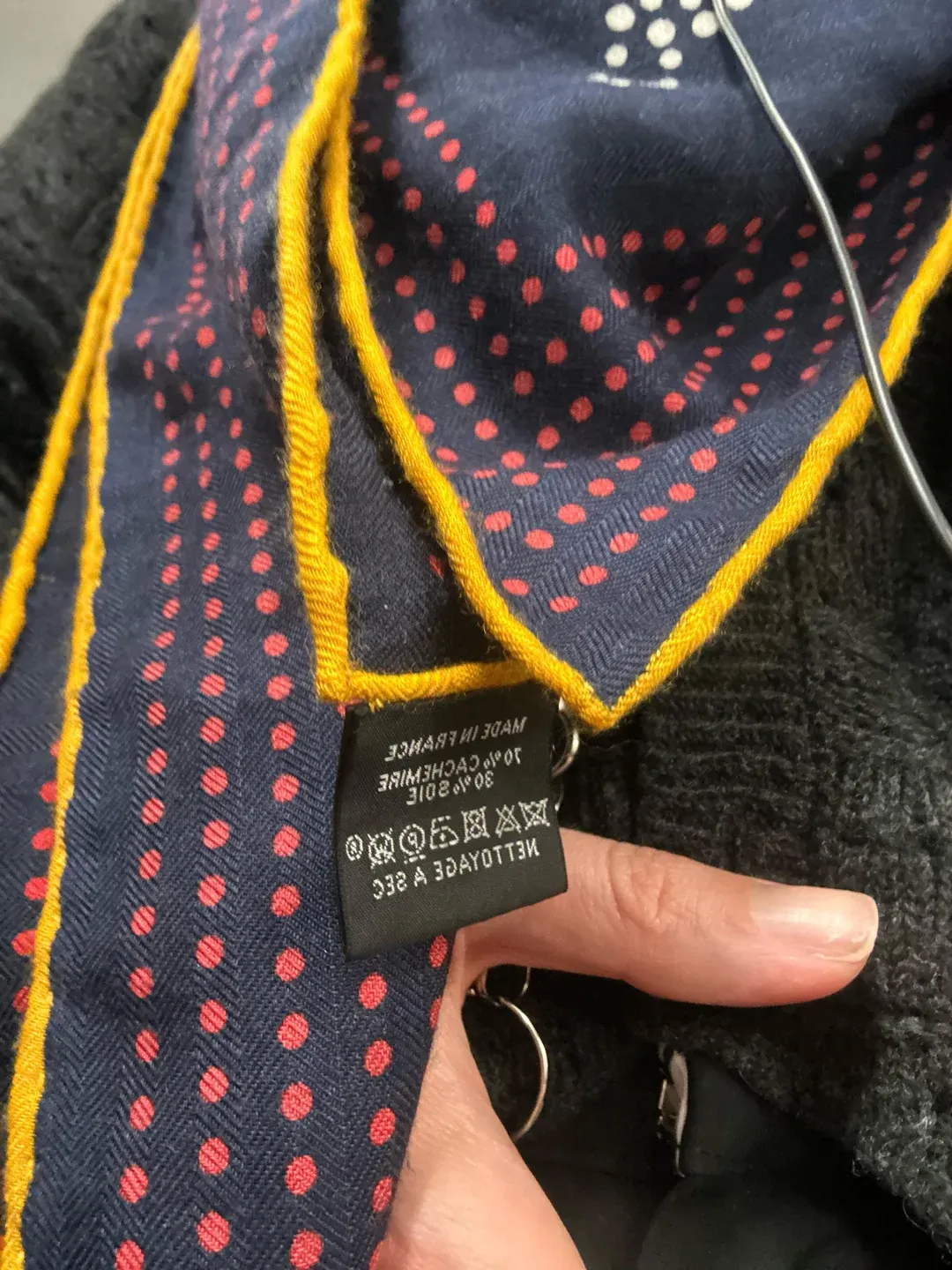 有網民喺討論區發問表示新買嘅&nbsp;shawl&nbsp;標籤經常彈出嚟，影響外觀，唔確定應否剪走
