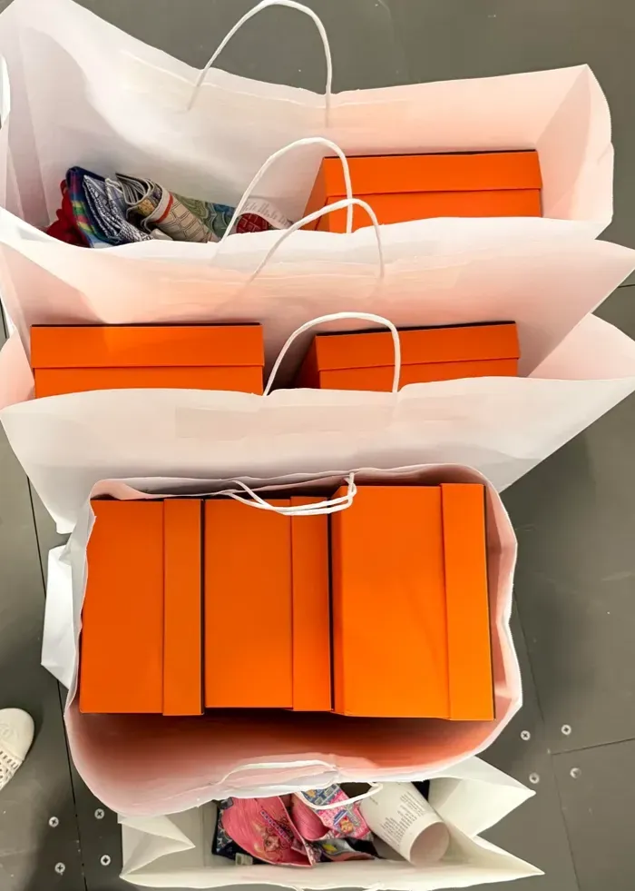 網民分享2026年4月美國NJ Hermès Private Sale戰利品，以多個白色購物紙袋分裝；可見Twilly及絲巾以獨立無盒方式包裝，而鞋履則以橙色鞋盒盛載，部分未有標準絲帶包裝