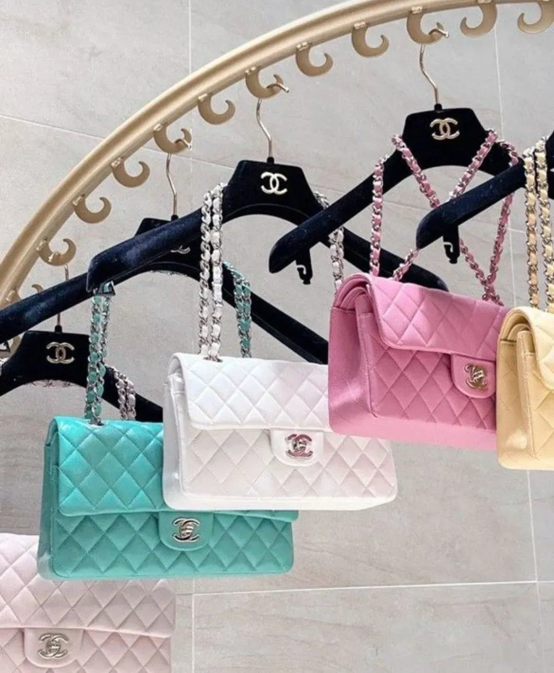 對愈來愈多用家而言,Chanel Classic Flap 已經唔止係名牌袋,而係日常穿搭延伸,同時成為衣櫃入面長期保留嘅經典收藏。