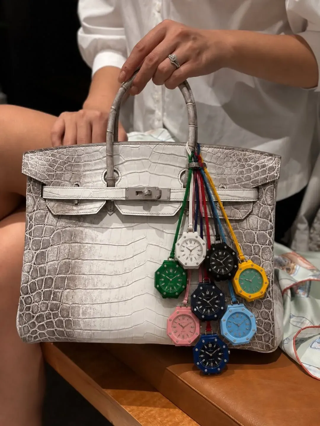 AP x Swatch Royal Pop&nbsp;最近被唔少時尚玩家當成&nbsp;Hermès&nbsp;手袋吊飾使用，掀起新一輪名錶掛袋熱潮。有網民更將幾隻&nbsp;Royal Pop&nbsp;掛喺被視為「夢幻級收藏」嘅&nbsp;Hermès Himalaya Birkin&nbsp;上，形成高級手袋同玩味配飾混搭嘅強烈對比。