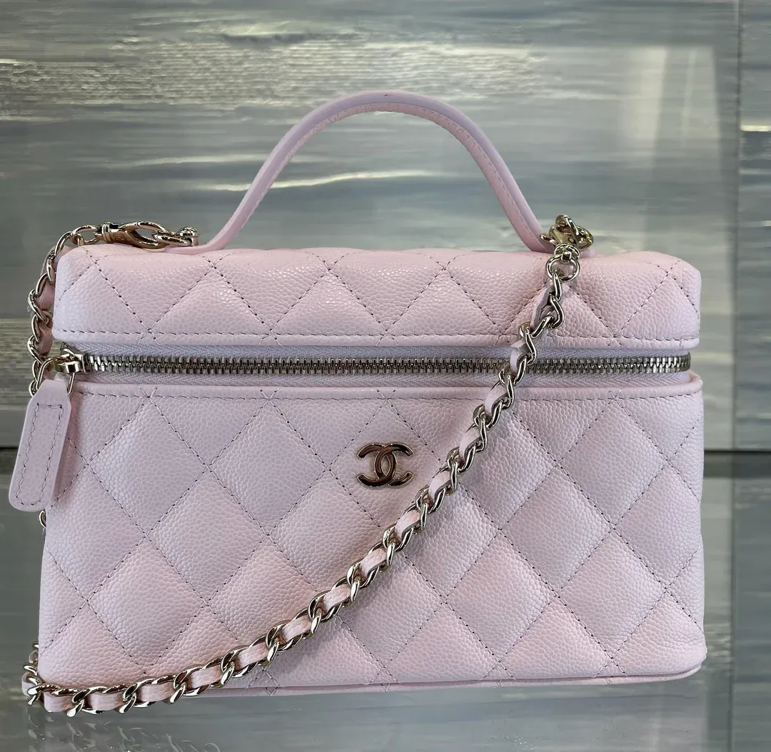 網民原本只打算入手粉紅色 Chanel Vanity Case(化妝盒鏈袋),最後去到 boutique 試袋後改變主意。