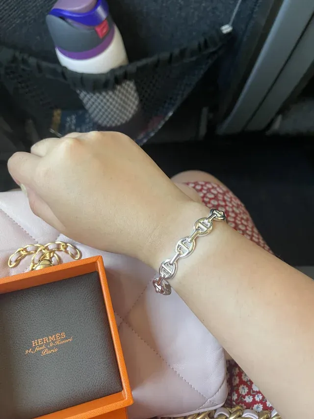 網民分享Hermès Chaine d’ancre Enchaînée bracelet&nbsp;上手效果，認為銀色光澤感特別突出，剛入手時已經覺得非常搶眼。