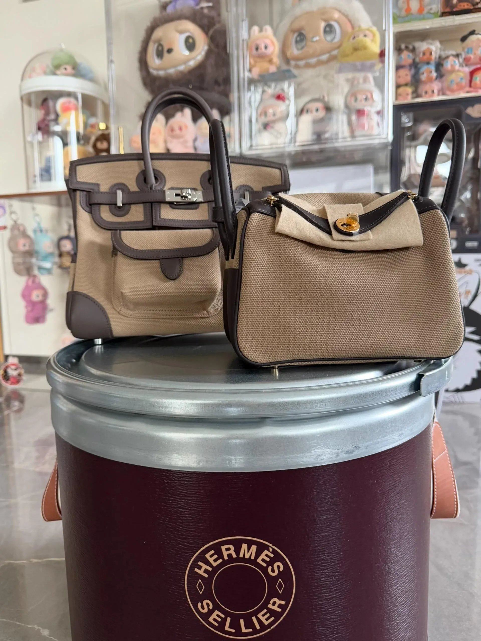 HERMÈS官方名稱為「Lindy II mini bag Toile & Cuir」,市場普遍稱為 Lindy Mini Cargo。