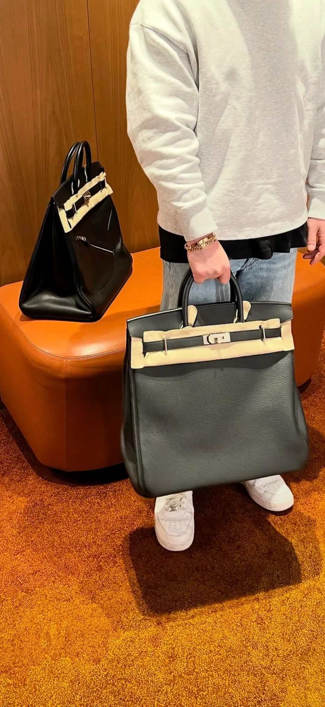 相比近年愈來愈偏向展示用途嘅奢侈手袋,HAC 至今仍然有不少收藏家會真正拎去旅行或者短trip使用。有用家分享,自己曾經喺 HAC 40 同 HAC Rock 40 之間猶豫,最後選擇入手經典 HAC 40。佢認為袋型線條乾淨俐落,而且無論男裝造型定中性旅行風穿搭都相當適合,亦期待之後真正帶住佢出trip,慢慢用出屬於自己嘅皮革使用痕跡。