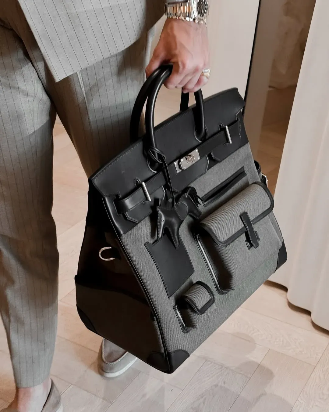 相比一般&nbsp;Birkin&nbsp;或&nbsp;Kelly&nbsp;偏向簡潔輪廓，HAC Cargo 40&nbsp;加入大量功能細節同外掛元素，視覺上更有工具袋同旅行裝備感。