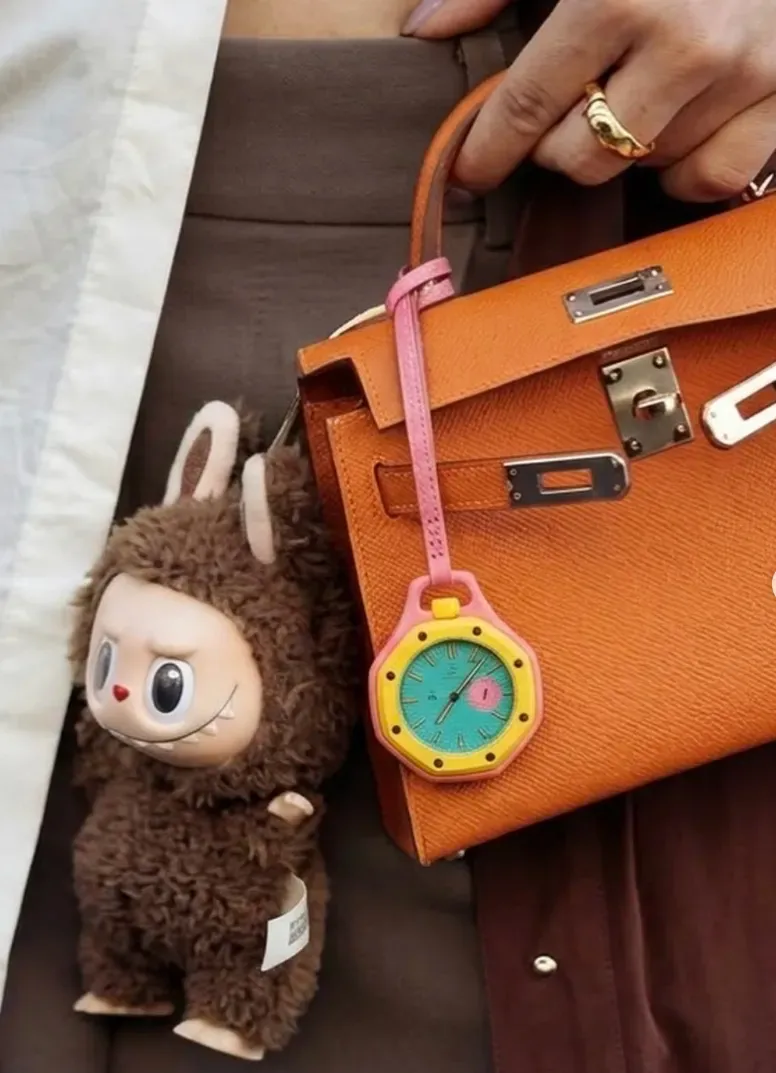 繼&nbsp;Labubu&nbsp;掛&nbsp;Birkin&nbsp;爆紅後，名錶掛袋文化開始進一步滲入奢侈品&nbsp;styling&nbsp;圈。