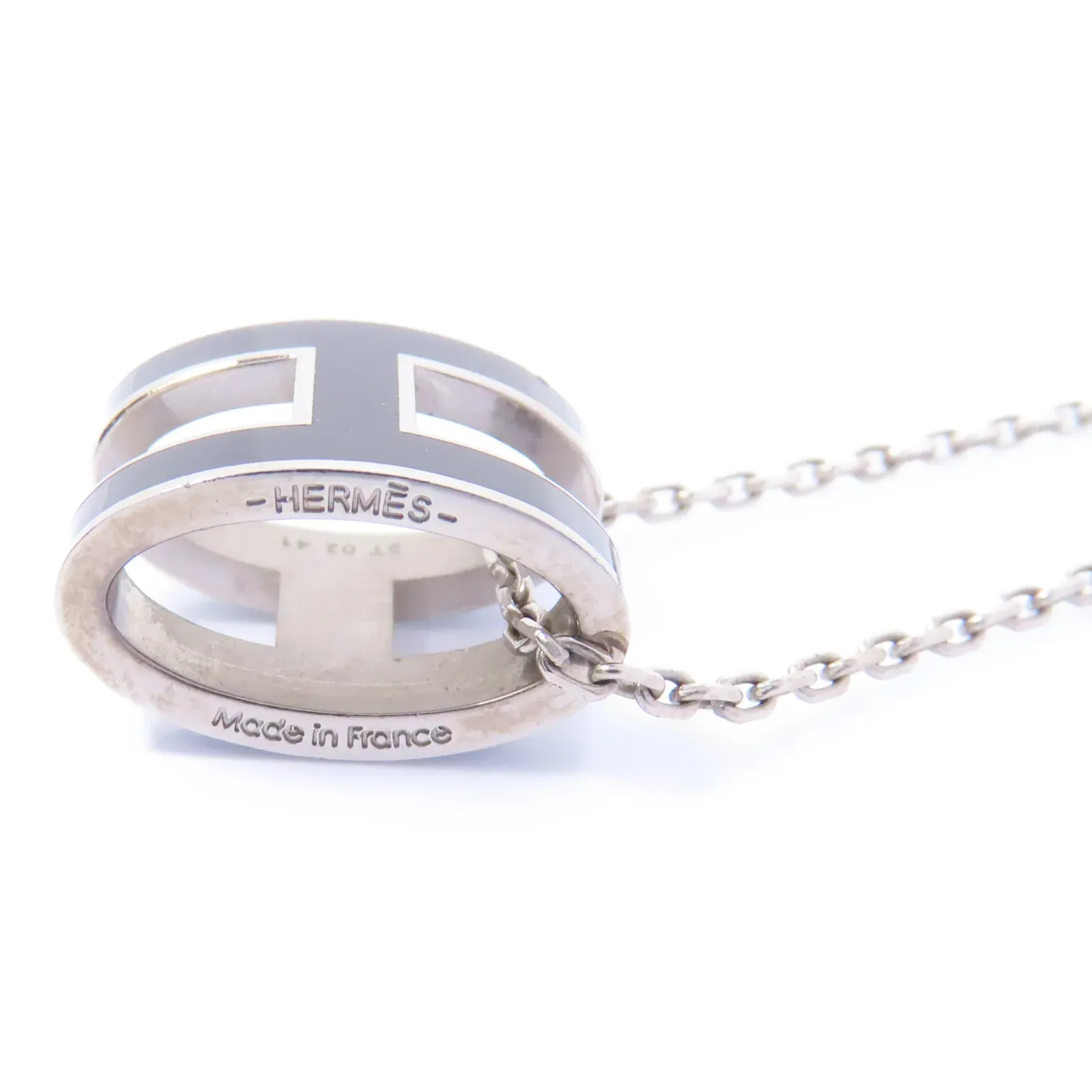 知名二手網店分享&nbsp;Hermès Pop H Necklace（金屬款，銀色／黑色配搭），側面刻印未見「X」標記。相關圖片反映，並非所有同款產品都帶有該標記，或與流通渠道及批次有關。
