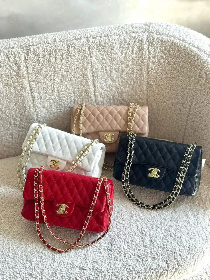 黑色、米杏色、白色同酒紅色,一直被視為 Chanel Classic Flap 最具代表性嘅經典色系,不同顏色亦會直接影響整體穿搭氣氛。