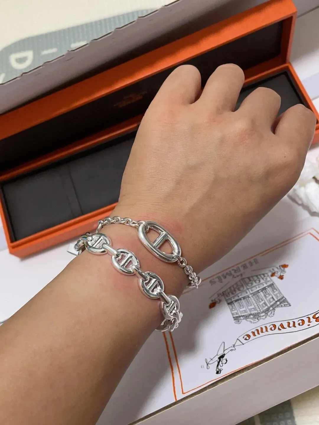網民同時疊戴Hermès Farandole bracelet&nbsp;同&nbsp;Enchaînée bracelet，鏈式手鏈配搭硬身「豬鼻子手鈪」，整體層次感更加突出。