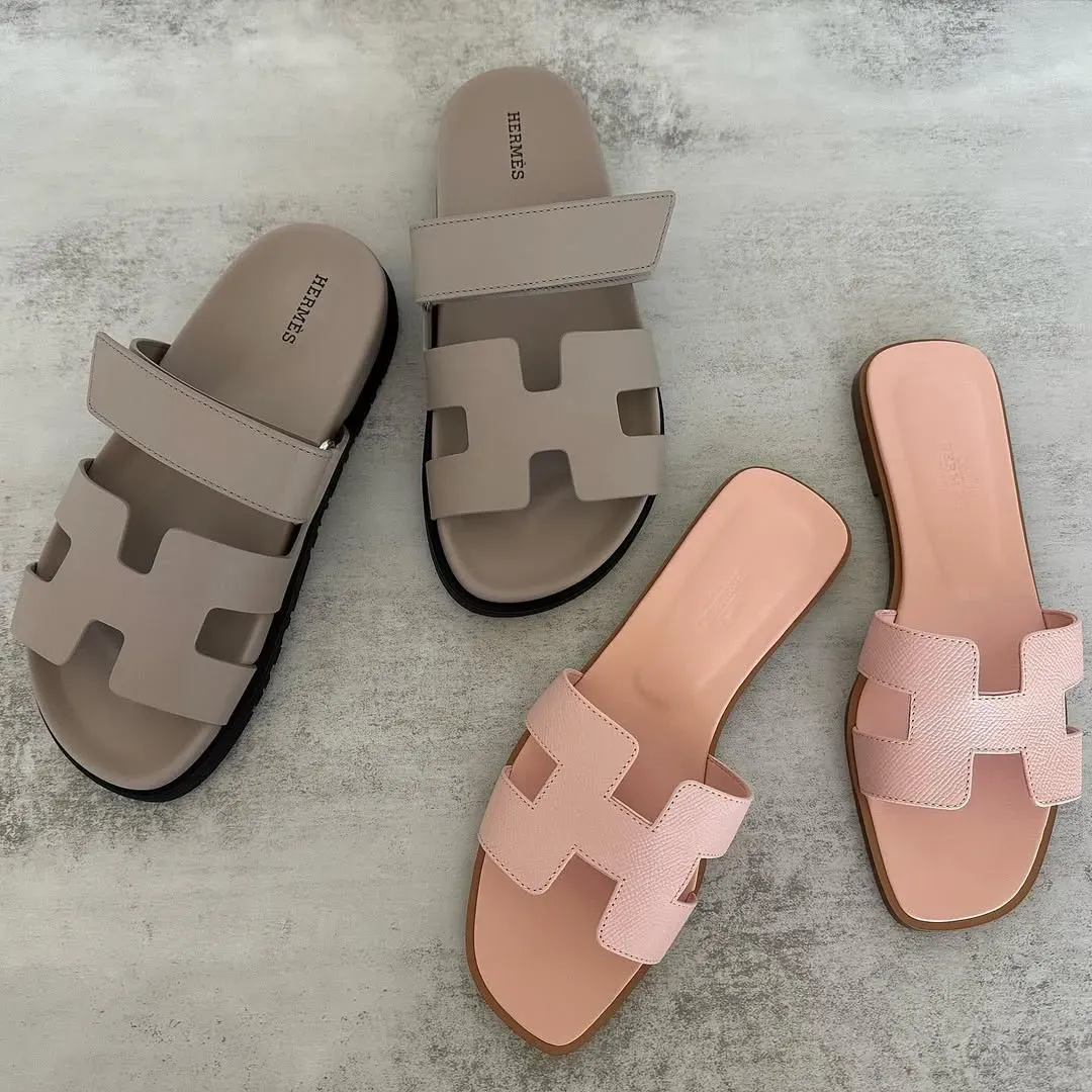 相比偏極簡、薄底設計嘅&nbsp;Oran sandal，Chypre&nbsp;因為加入厚底同&nbsp;adjustable strap，整體著感會更偏支撐感同casual comfort&nbsp;路線。（左）New Chypre sandal in Beige Mastic；（右）New Oran sandal in Rose Pale