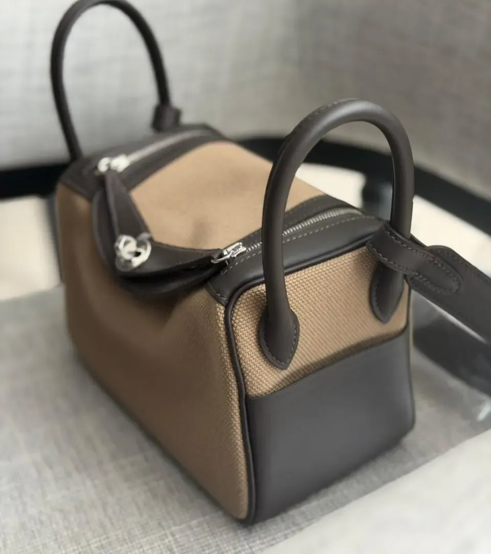 今次HERMÈS Lindy Mini Cargo 最大特色,係兩側加入 Cargo 外袋設計,令袋型輪廓比經典 Mini Lindy 更有層次感,同時增添休閒同功能感,成為今季最具辨識度細節之一。