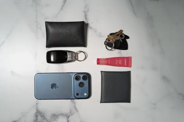 容量示範：可放手機、卡片套、鎖匙同唇部用品，屬&nbsp;essentials&nbsp;級別收納