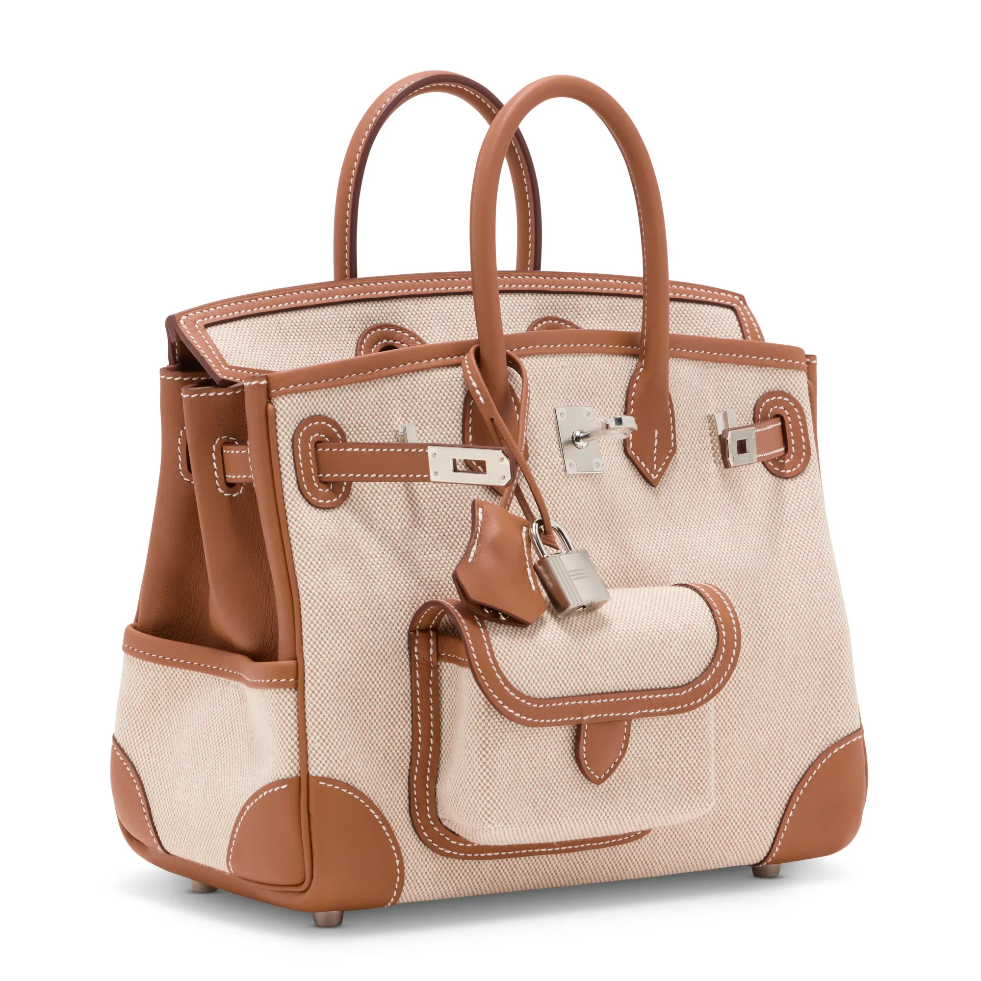 雖然Hermès Cargo Birkin 25 尺寸較細,但袋身仍然加入多個外置收納口袋同功能細節,令佢同傳統 Birkin 有非常明顯分別。經典 Birkin 輪廓配上偏實用路線嘅設計,正正係 Cargo 系列最吸引地方之一,將 Hermès 工藝同較日常、輕鬆嘅感覺結合埋一齊。