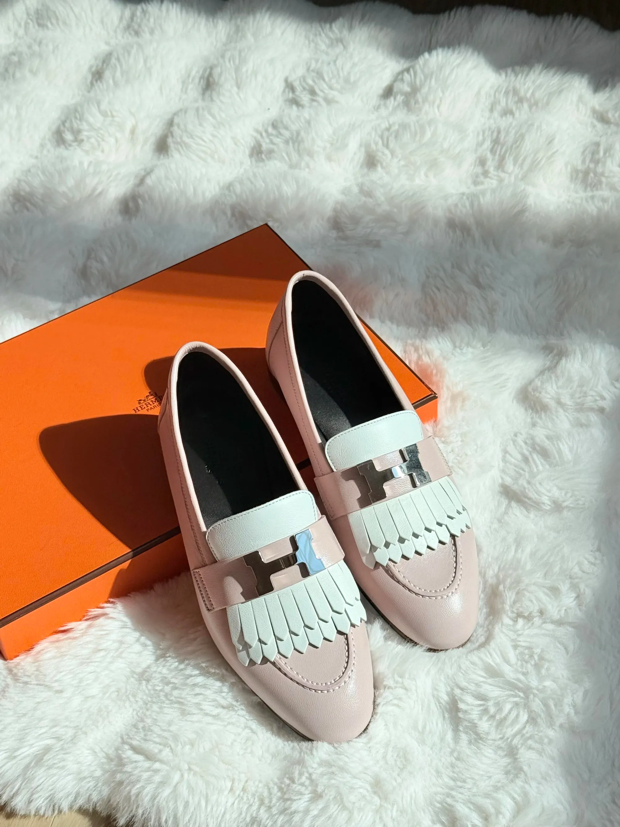 網民分享於美國NJ Private Sale入手粉白拼色Royal loafer&nbsp;with fringe detail and iconic "Paris" buckle（約50% off），原本無購物計劃但最終購入；並指出現場細碼鞋履（35/36）及小碼成衣選擇有限，而大碼則仍有部分經典款可選