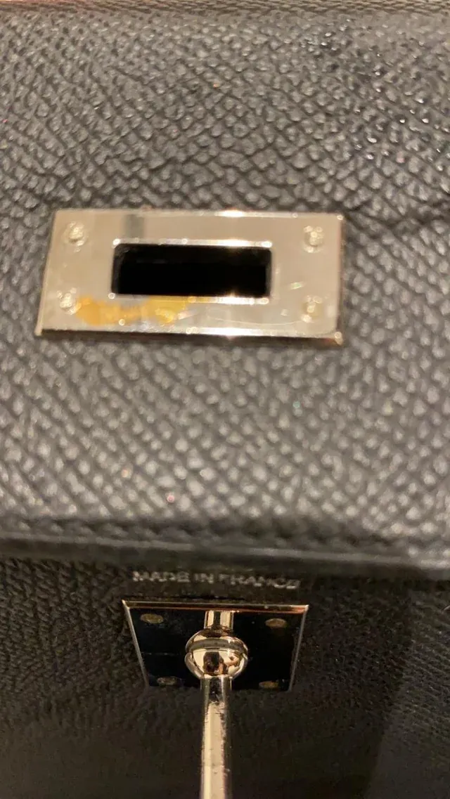 亦有用家表示喺潮濕環境長期保留貼紙，之後撕走時連同電鍍層一併剝落，最終需要品牌維修處理