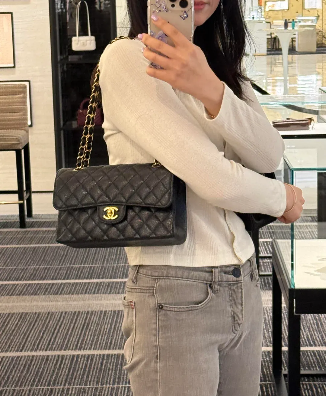 樓主試上身黑色 25cm Chanel Classic Flap Bag,黑金配搭一直被視為最經典組合。