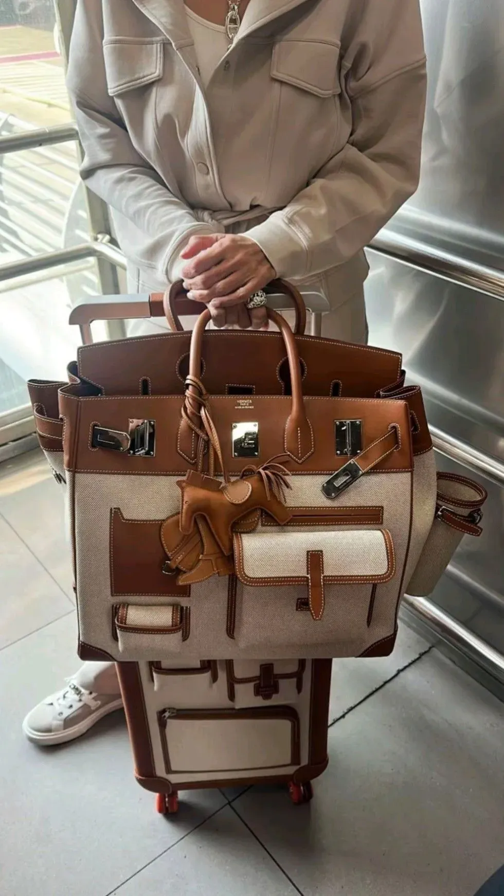 HAC Cargo 40&nbsp;尺寸非常大，加上&nbsp;pocket&nbsp;同外掛設計特別搶眼，整體更適合機場造型或者強烈風格穿搭。