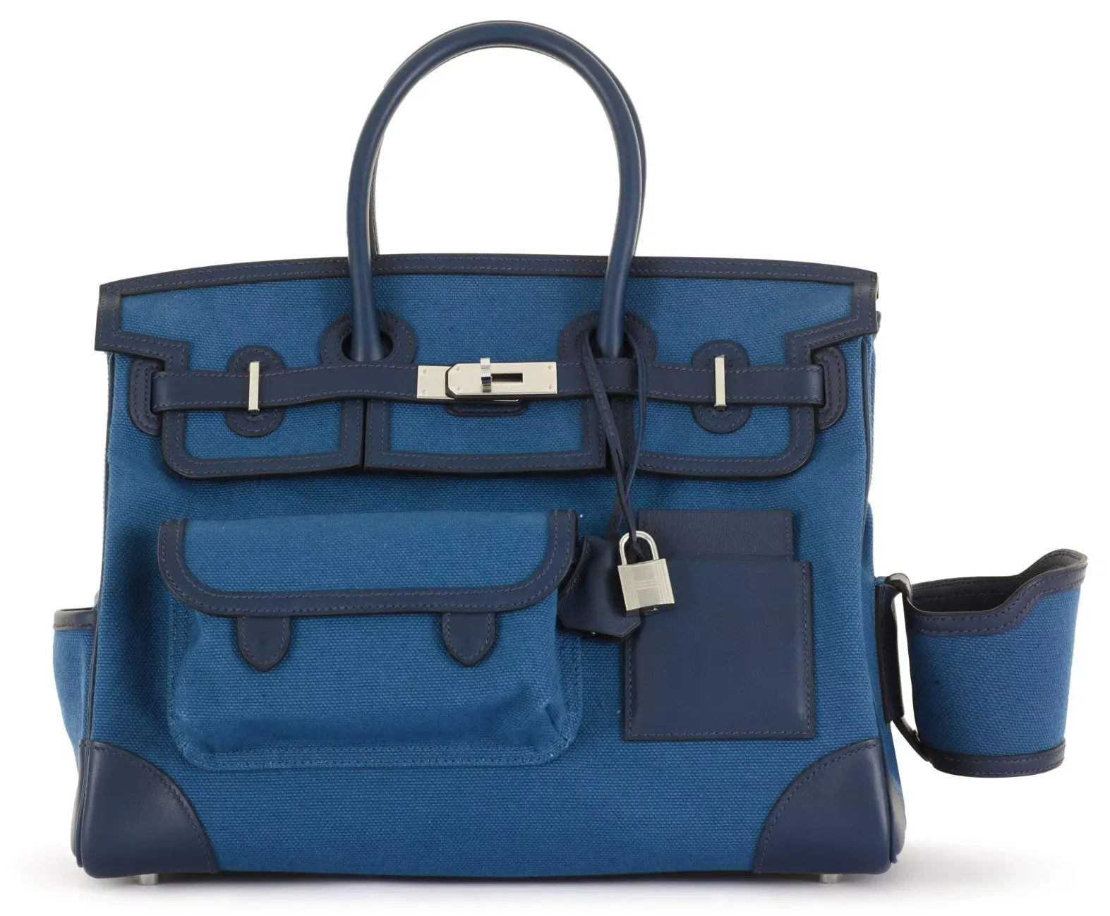 相比較細嘅 Birkin 25,Cargo Birkin 35 更加強調 Cargo 系列本身嘅功能感。因為袋身比例較大,加上更多外置收納位同杯架等細節,整體會更有旅行袋同工裝風感覺,亦更加貼近 Birkin 最初作為實用旅行袋嘅概念。
