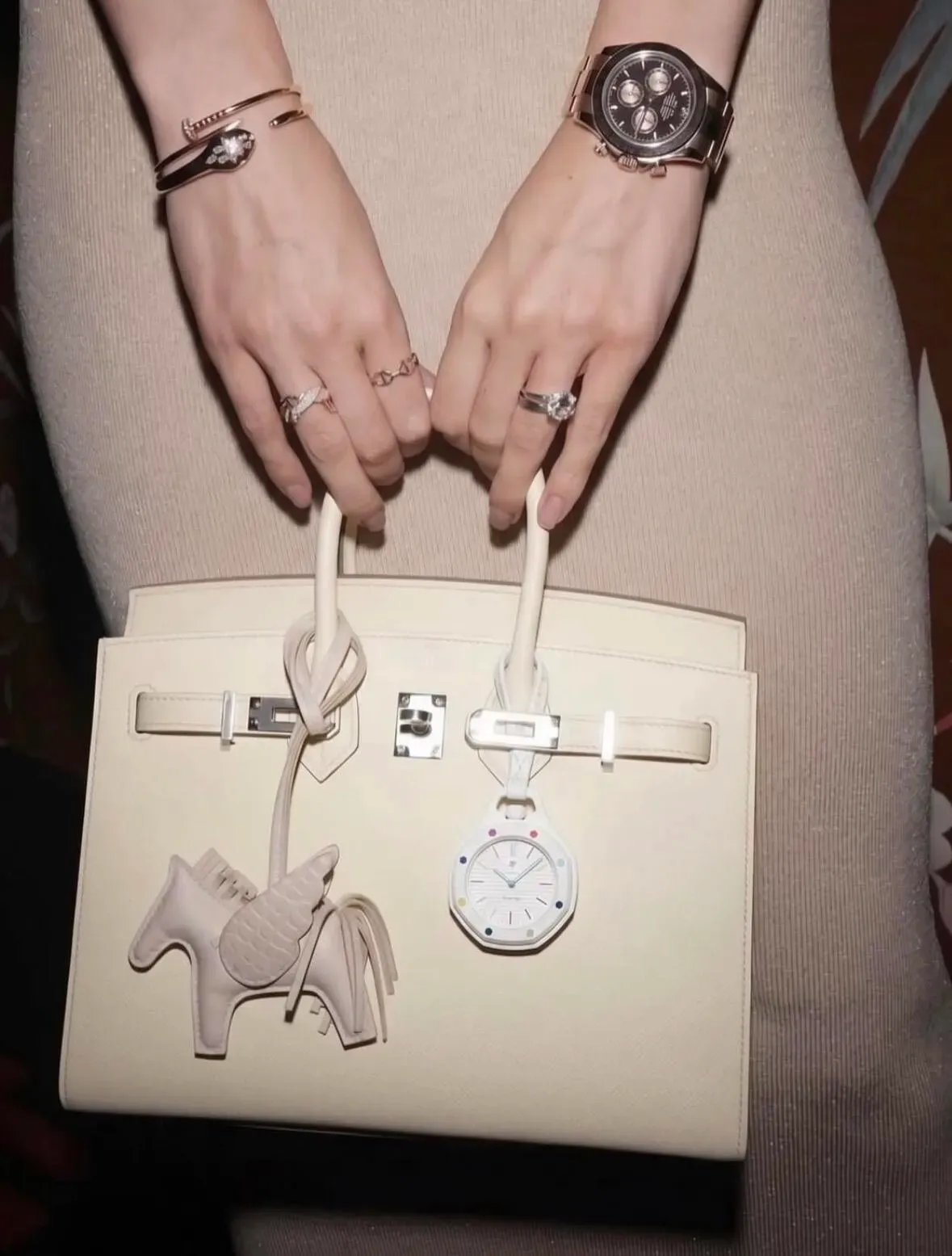 由&nbsp;Twilly、Rodeo、Labubu&nbsp;到&nbsp;AP x Swatch，Bag Charm&nbsp;經濟正逐漸成為&nbsp;luxury market&nbsp;新趨勢。